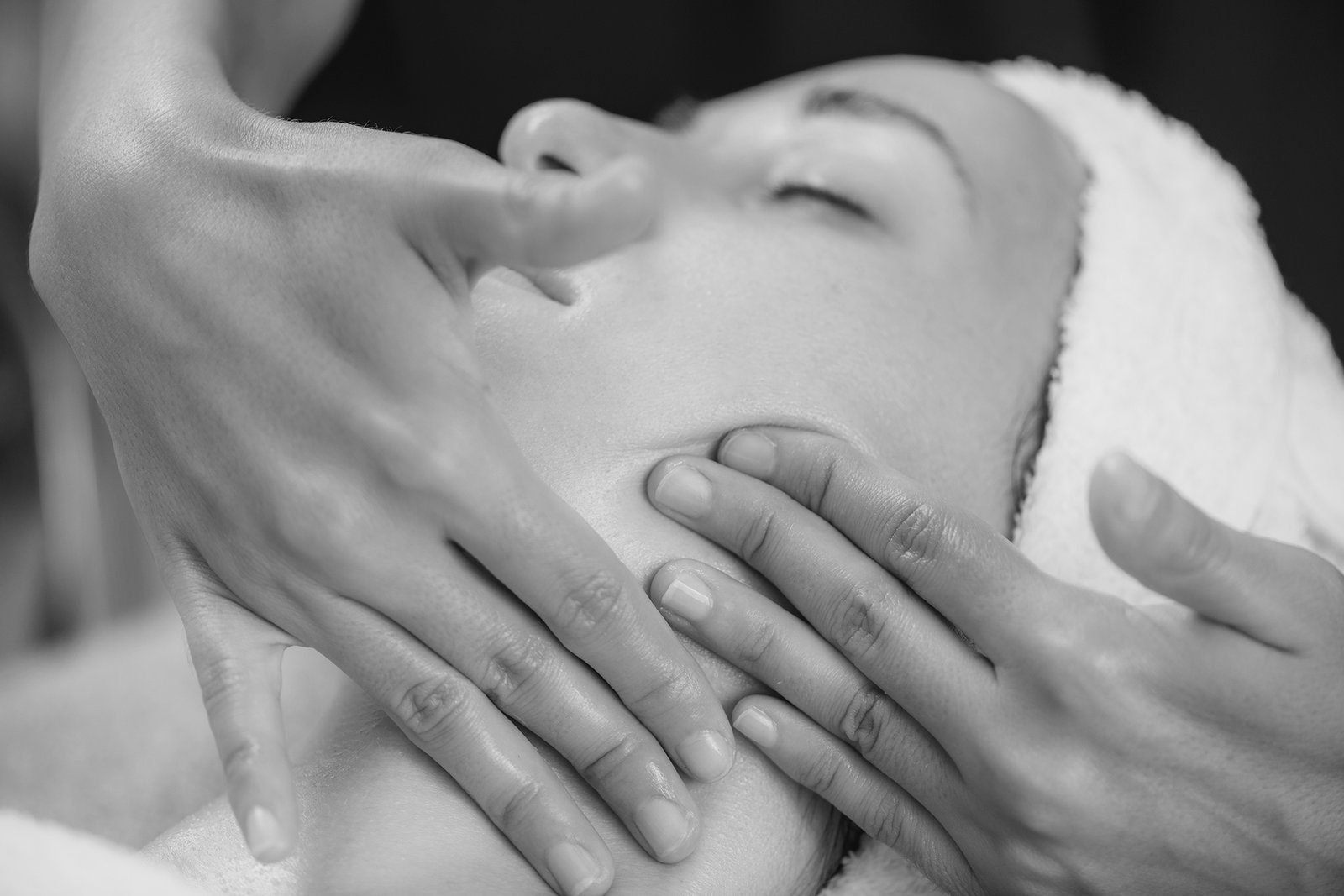 Entspannende kosmetische Massage im Beautyloft Bremen, Schwarzweiß-Fotografie